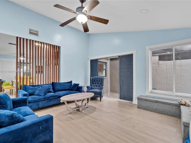 607 Village Lake Dr, Weston FL 33326