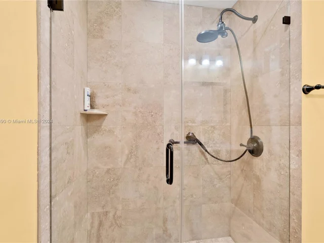 607 Village Lake Dr, Weston FL 33326