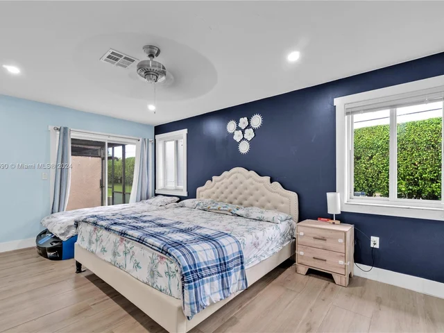 607 Village Lake Dr, Weston FL 33326