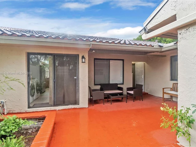 607 Village Lake Dr, Weston FL 33326