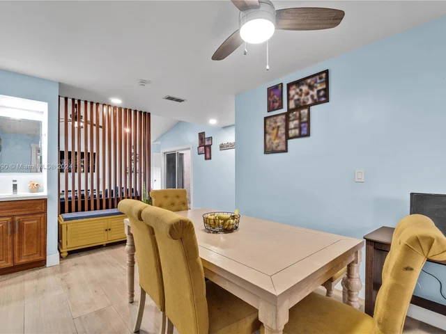 607 Village Lake Dr, Weston FL 33326