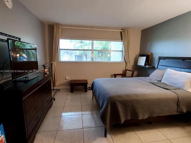 9353 FONTAINEBLEAU BL, Miami FL 33172