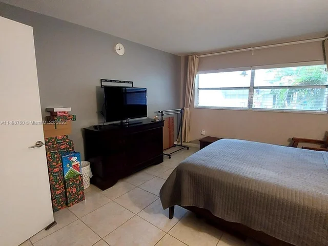 9353 FONTAINEBLEAU BL, Miami FL 33172