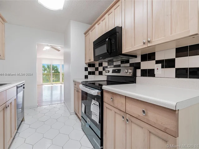 250 Jacaranda Dr # 508, Plantation FL 33324