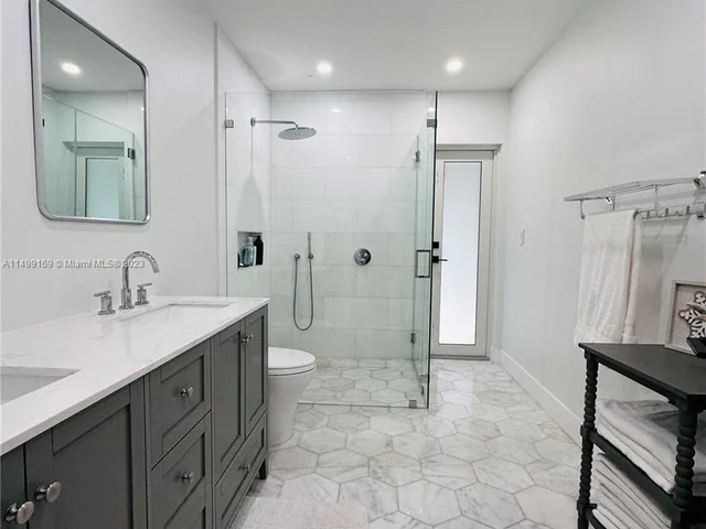 9255 SW 72nd Ave, Pinecrest FL 33156