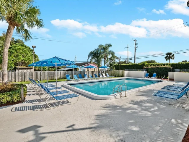 7786 Ridgewood Dr, Lake Worth FL 33467