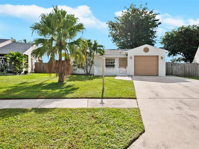 7786 Ridgewood Dr, Lake Worth FL 33467