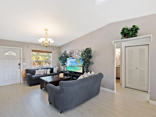 7786 Ridgewood Dr, Lake Worth FL 33467