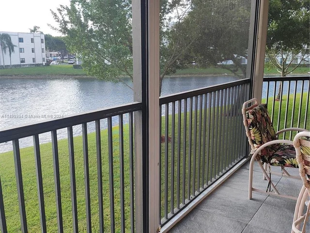 7228 Fairfax Dr # 203, Tamarac FL 33321