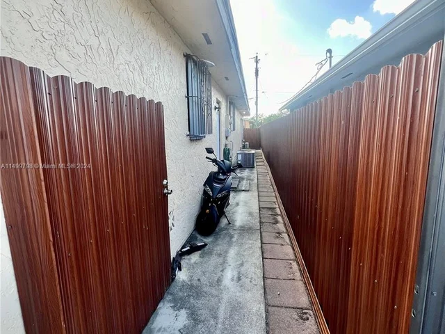 11880 SW 2nd St, Miami FL 33184