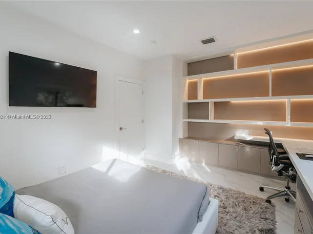 7601 Coquina Dr, North Bay Village FL 33141