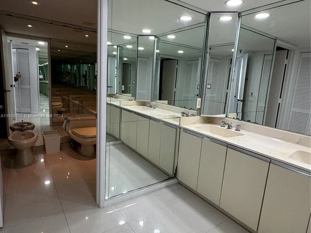 520 Brickell Key Dr # A1515, Miami FL 33131