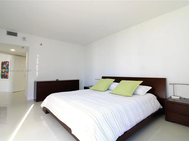 520 Brickell Key Dr # A1515, Miami FL 33131