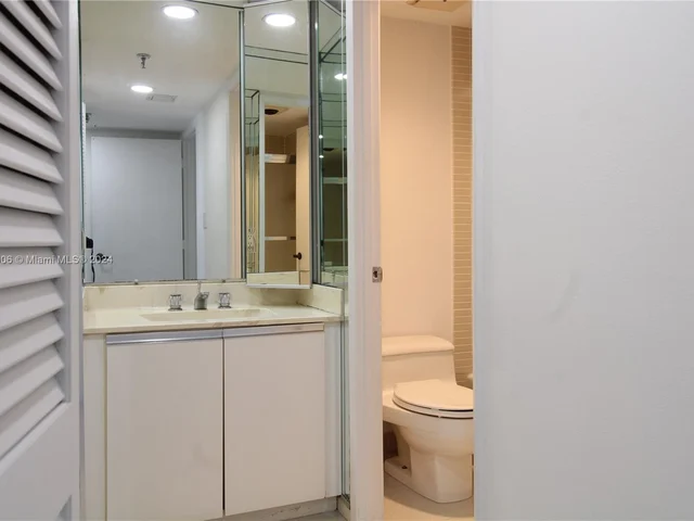 520 Brickell Key Dr # A1515, Miami FL 33131