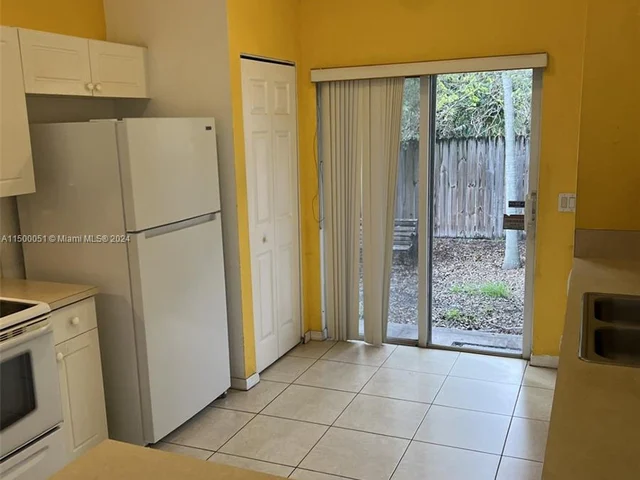 117 SE 3rd Ave # 9, Hallandale Beach FL 33009