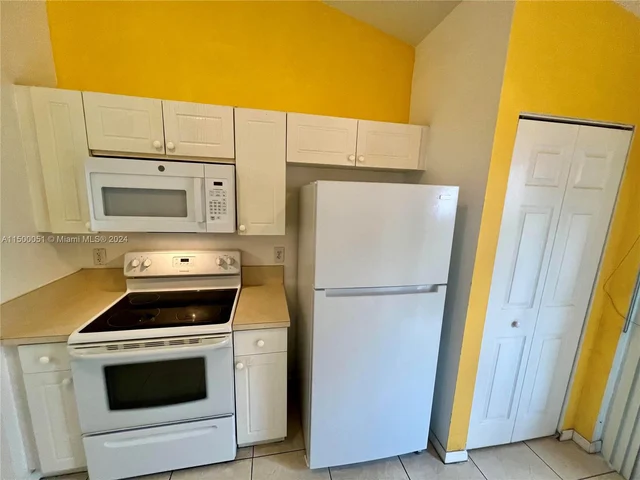 117 SE 3rd Ave # 9, Hallandale Beach FL 33009