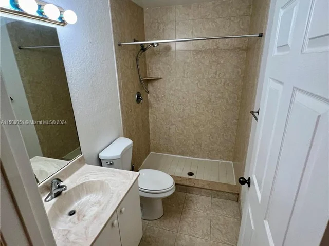 117 SE 3rd Ave # 9, Hallandale Beach FL 33009