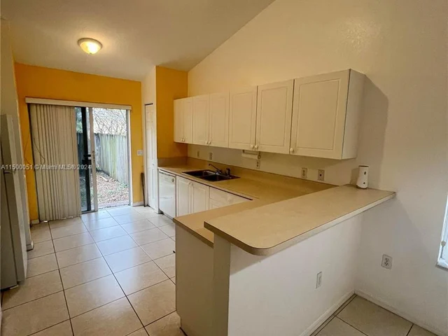 117 SE 3rd Ave # 9, Hallandale Beach FL 33009