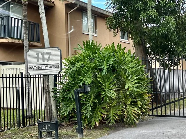 117 SE 3rd Ave # 9, Hallandale Beach FL 33009