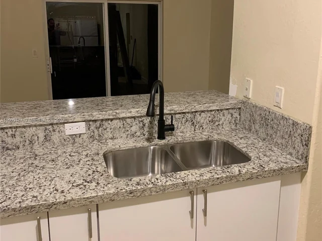 1662 SE 27th Dr # 100, Homestead FL 33035