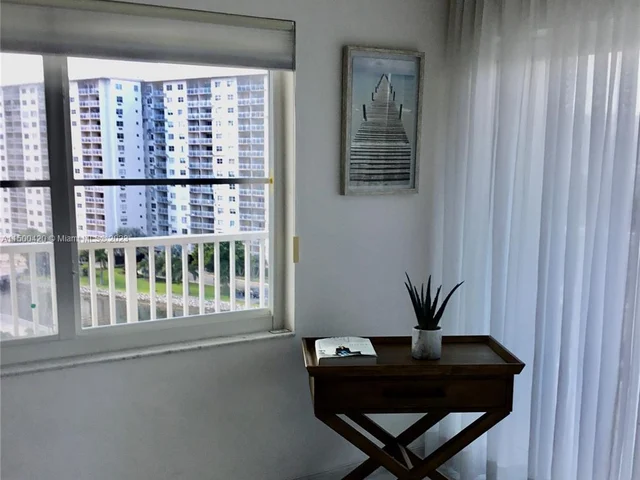 300 Bayview Dr # 905, Sunny Isles Beach FL 33160