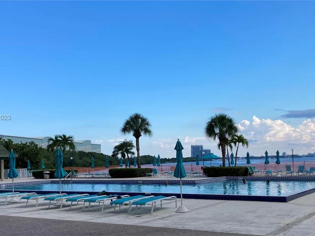 300 Bayview Dr # 905, Sunny Isles Beach FL 33160