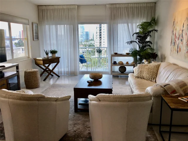 300 Bayview Dr # 905, Sunny Isles Beach FL 33160