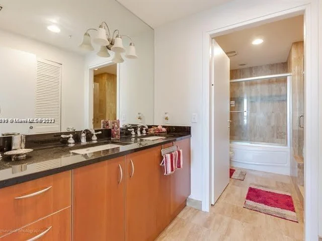 300 S Biscayne Blvd # 2506, Miami FL 33131