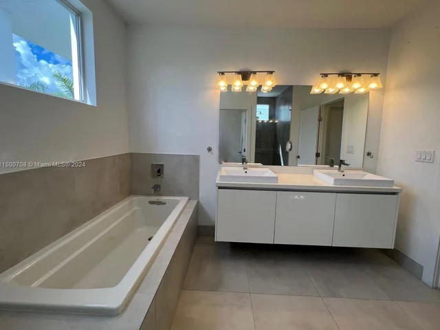 10380 NW 68th Ter, Doral FL 33178