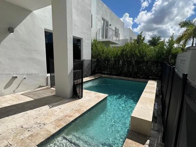 10380 NW 68th Ter, Doral FL 33178