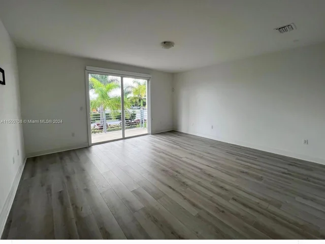 10380 NW 68th Ter, Doral FL 33178