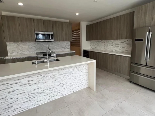 10380 NW 68th Ter, Doral FL 33178