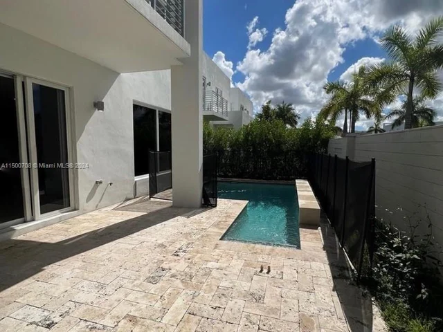 10380 NW 68th Ter, Doral FL 33178