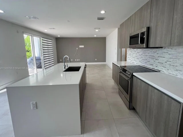 10380 NW 68th Ter, Doral FL 33178