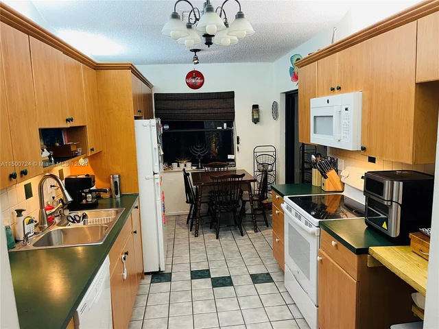 570 SW 20th Ct # 2, Delray Beach FL 33445