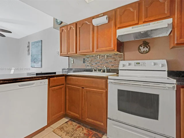 12 Meacham Ln # 12, Tamarac FL 33319