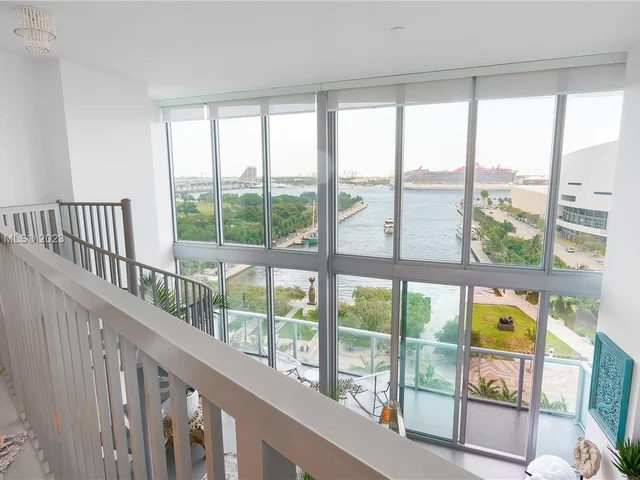 888 Biscayne Blvd # 905, Miami FL 33132