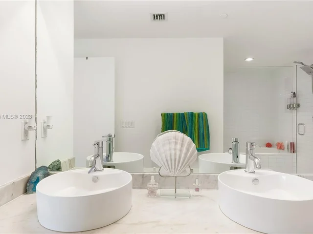 888 Biscayne Blvd # 905, Miami FL 33132