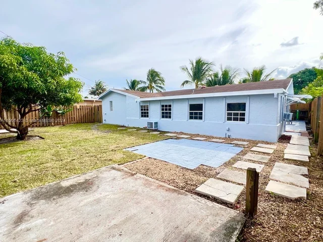 5883 NW 13th St, Sunrise FL 33313