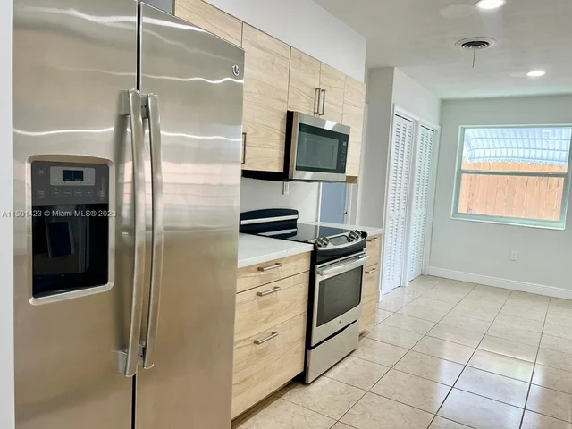 5883 NW 13th St, Sunrise FL 33313