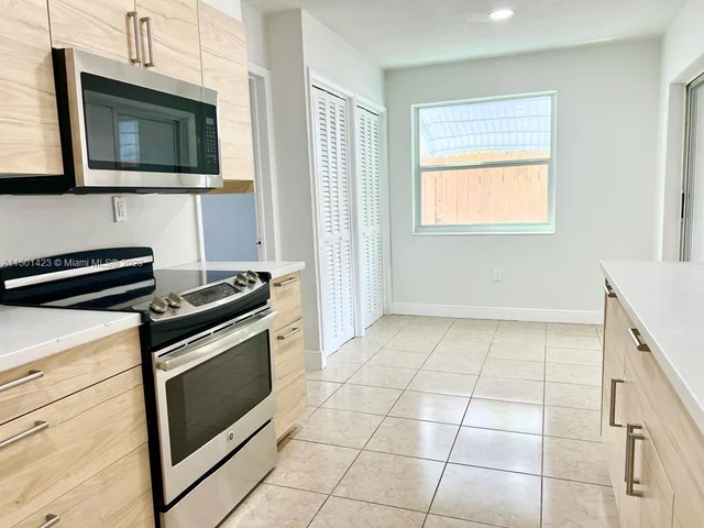 5883 NW 13th St, Sunrise FL 33313