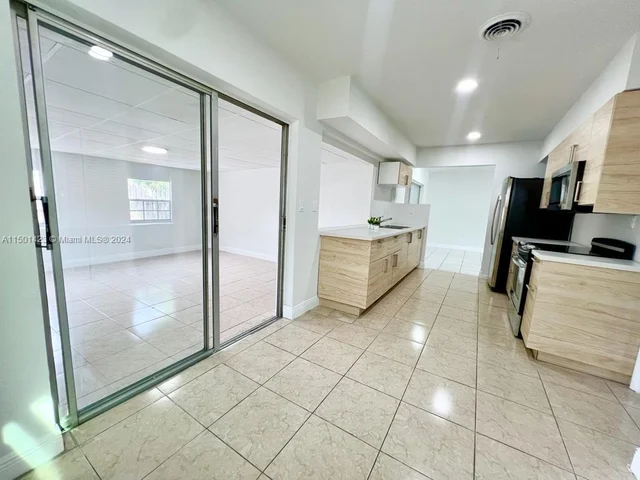 5883 NW 13th St, Sunrise FL 33313