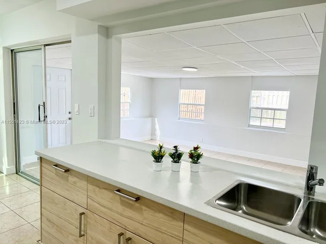 5883 NW 13th St, Sunrise FL 33313