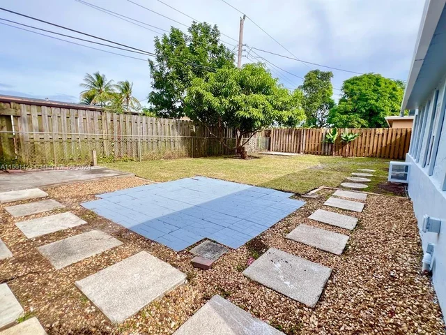 5883 NW 13th St, Sunrise FL 33313