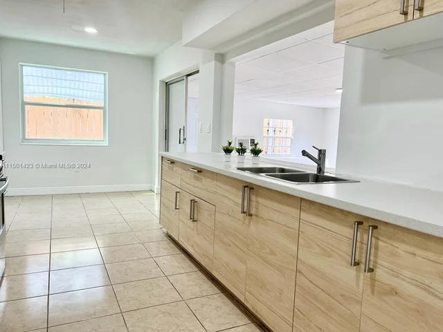 5883 NW 13th St, Sunrise FL 33313