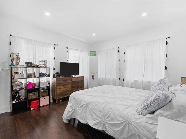 923 SW 13th Ct, Miami FL 33135