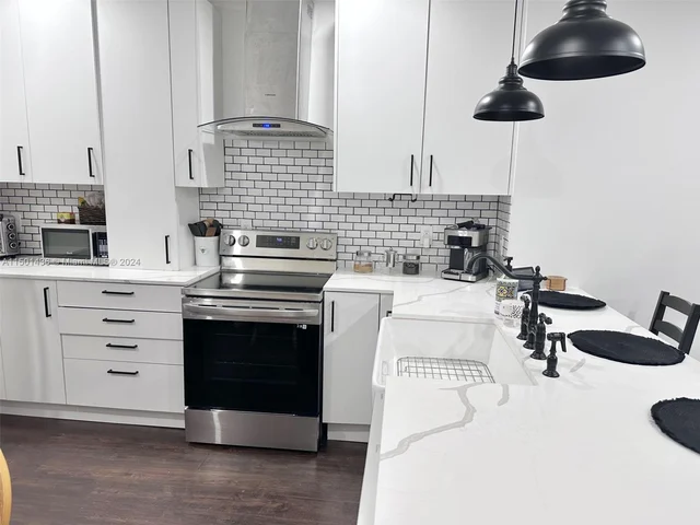 923 SW 13th Ct, Miami FL 33135