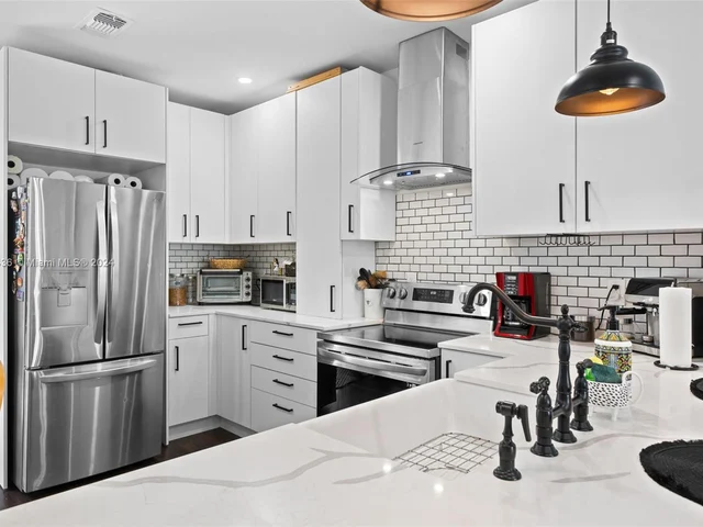 923 SW 13th Ct, Miami FL 33135