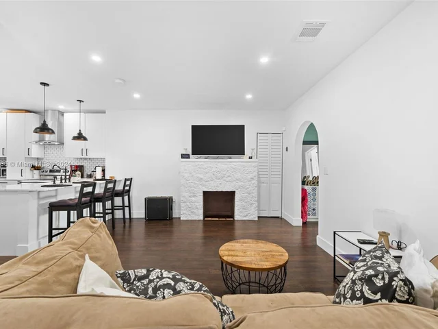 923 SW 13th Ct, Miami FL 33135