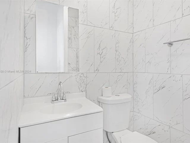 380 NE 166th St, Miami FL 33162